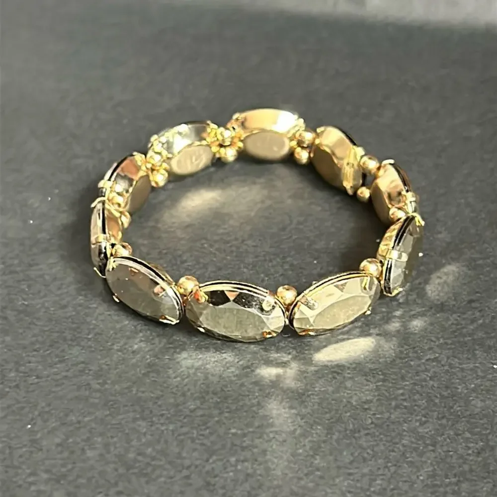 Women’s vintage dainty gold tone beaded bracelet one size measurements shown